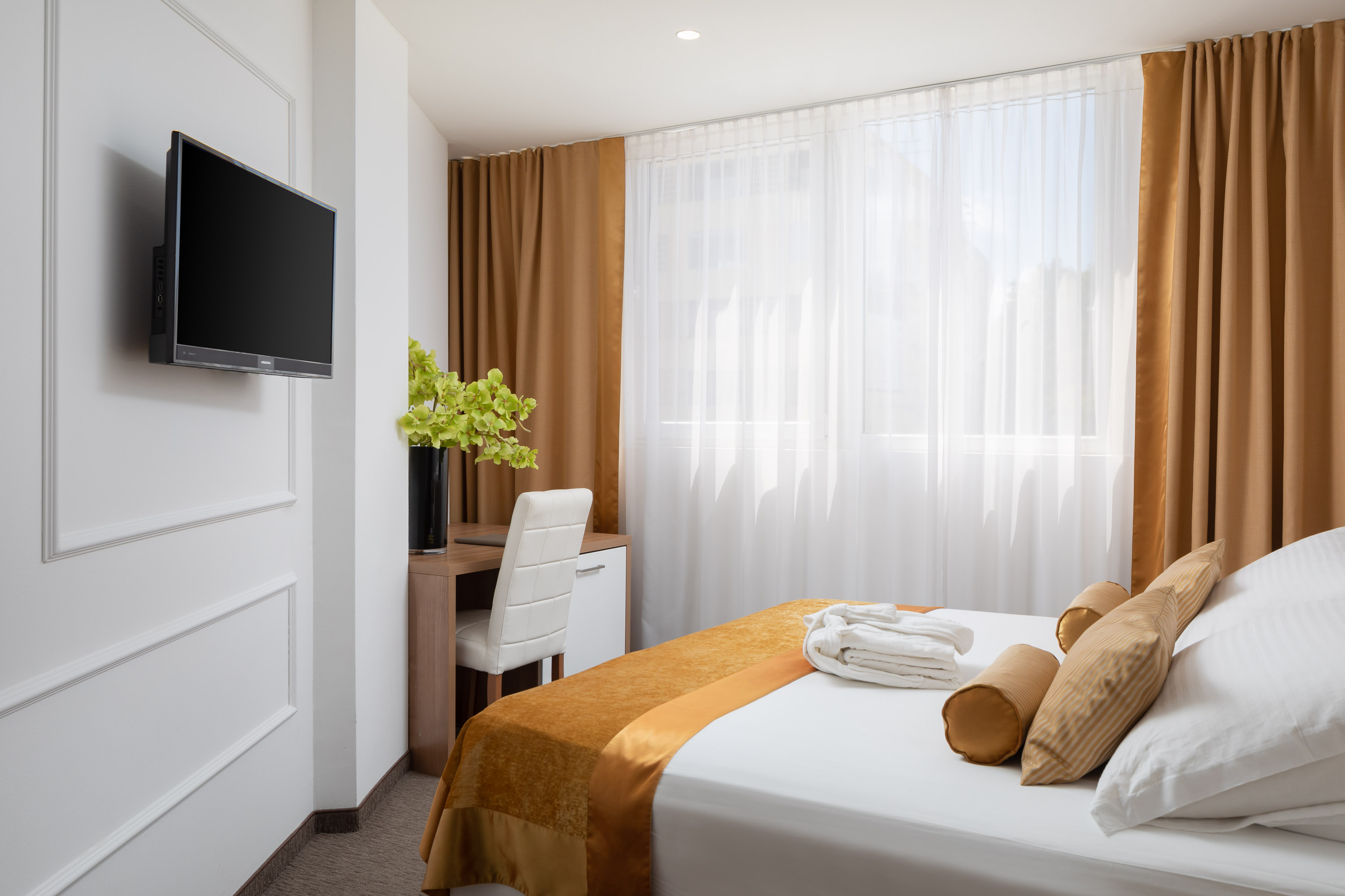 <span  class="uc_style_uc_tiles_grid_image_elementor_uc_items_attribute_title" style="color:#ffffff;">hotel-corner-072</span>