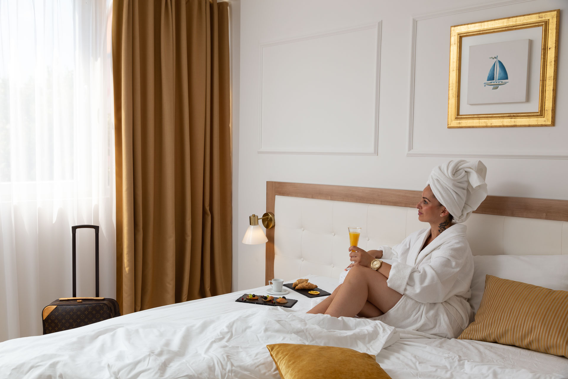 <span  class="uc_style_uc_tiles_grid_image_elementor_uc_items_attribute_title" style="color:#ffffff;">Goge u krevetu hotel-corner-055</span>