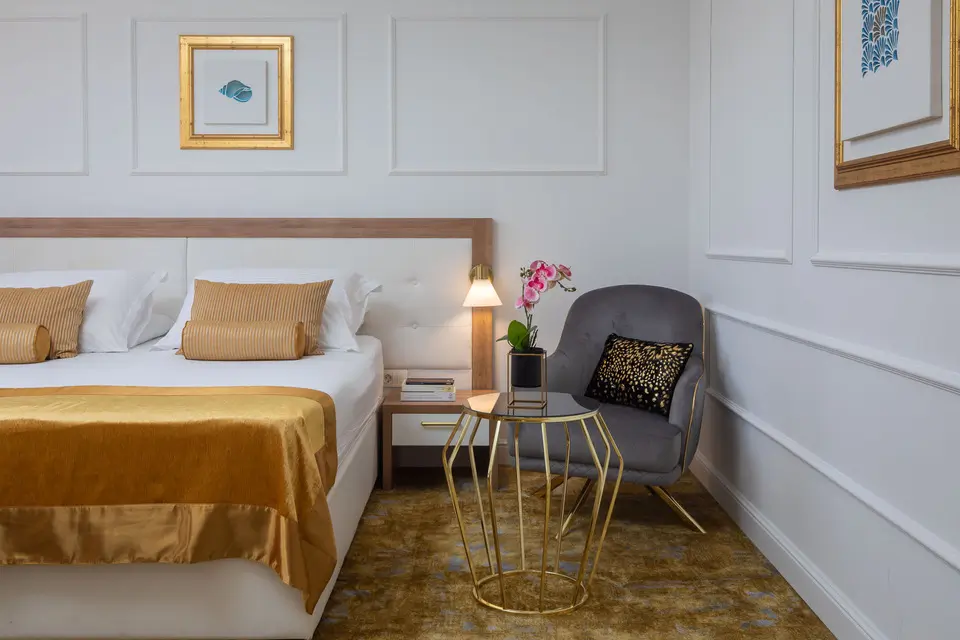 <span  class="uc_style_uc_tiles_grid_image_elementor_uc_items_attribute_title" style="color:#ffffff;">hotel-corner-065</span>