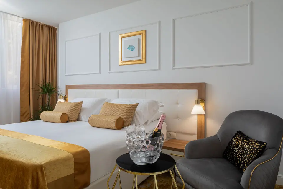 <span  class="uc_style_uc_tiles_grid_image_elementor_uc_items_attribute_title" style="color:#ffffff;">hotel-corner-066</span>