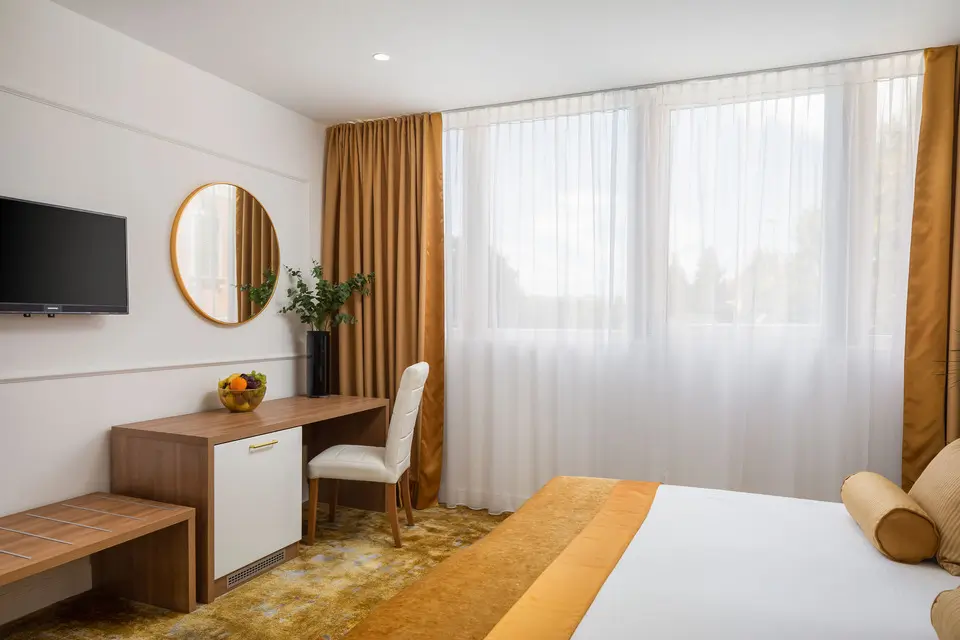 <span  class="uc_style_uc_tiles_grid_image_elementor_uc_items_attribute_title" style="color:#ffffff;">hotel-corner-067</span>