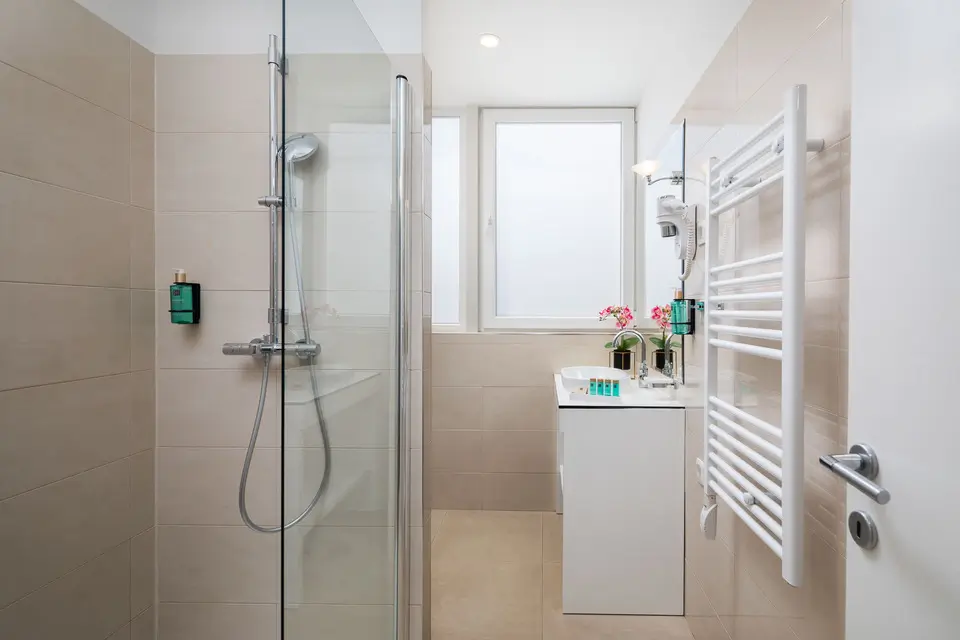 <span  class="uc_style_uc_tiles_grid_image_elementor_uc_items_attribute_title" style="color:#ffffff;">hotel-corner-071-–-kopija</span>