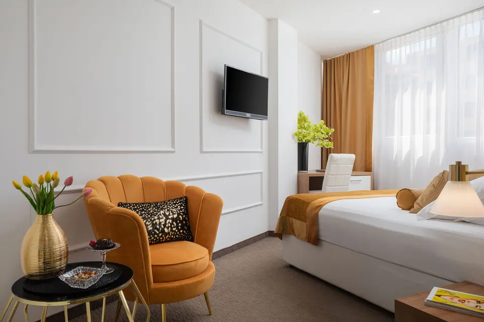 <span  class="uc_style_uc_tiles_grid_image_elementor_uc_items_attribute_title" style="color:#ffffff;">hotel-corner-073</span>