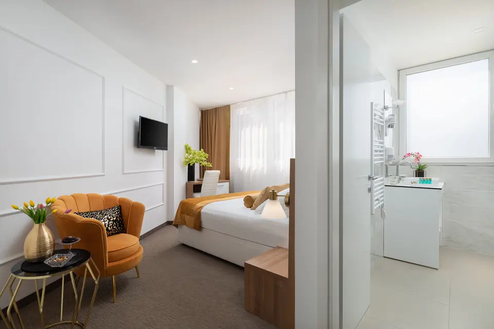 <span  class="uc_style_uc_tiles_grid_image_elementor_uc_items_attribute_title" style="color:#ffffff;">hotel-corner-074</span>